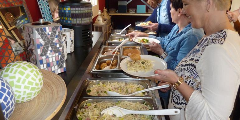 Deze foto laat een Chinees buffet zien die wordt genuttig na de workshop, deze staat op een van de lange tafels van Duusk