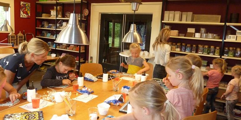 Kinderfeestje Drenthe  lachen en creeeren tijdens het kinderfeestje