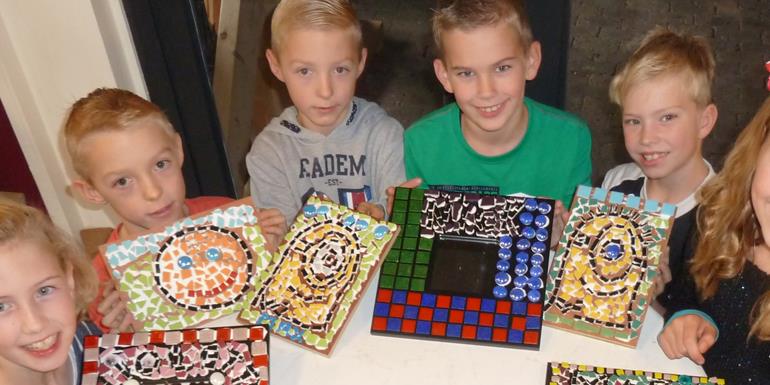 Ook jongens komen bij Duusk mozaieken tijdens het kinderfeestje in Emmen.